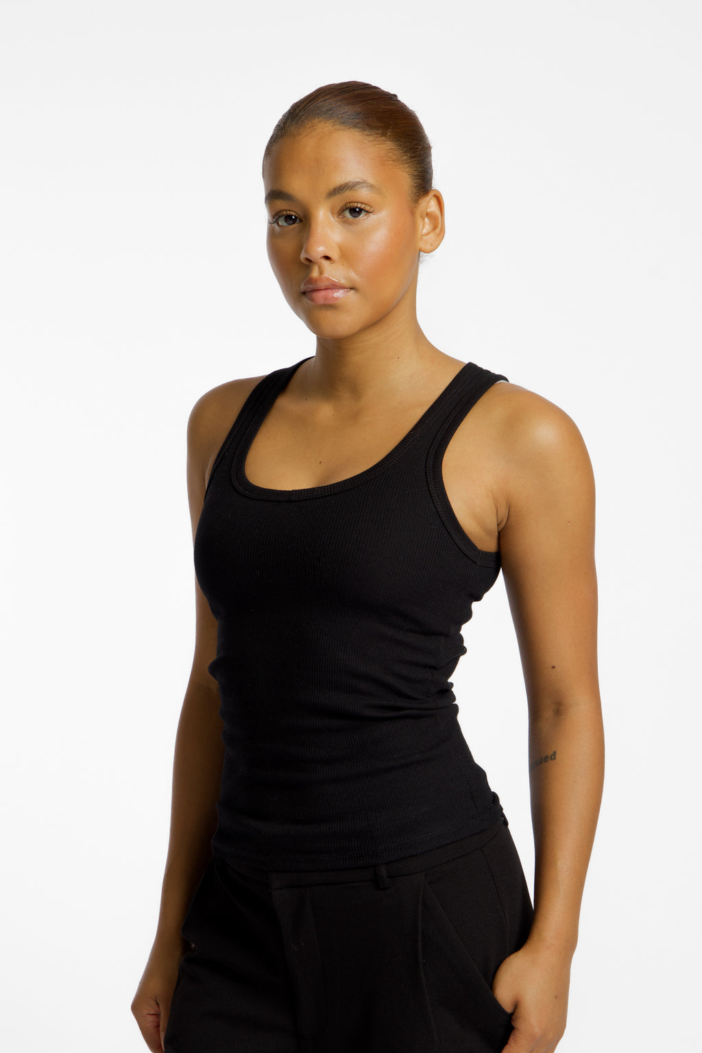 NOVA TANK I Black Essential Tank Top